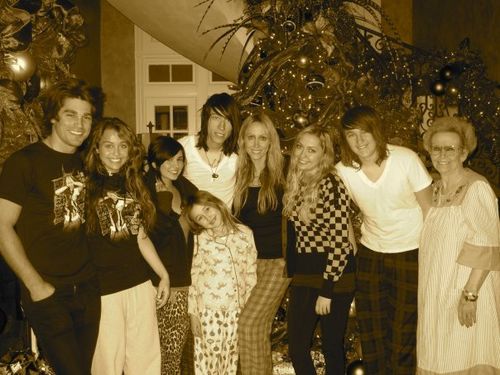 miley_cyrus_family_justin_gaston.jpg