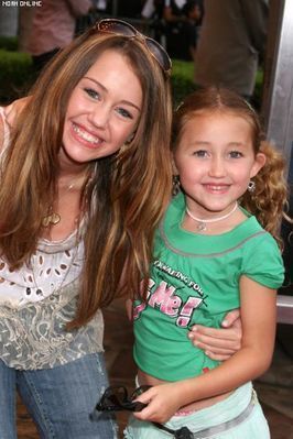 miley-and-noah-cyrus.jpg
